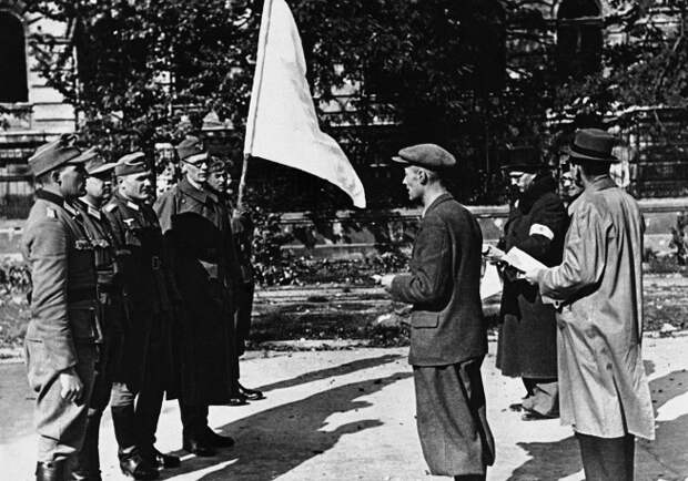 Переводчик передает условия капитуляции польского военачальника Тадеуша Коморовского немецким офицерам, 5 октября 1944 года 