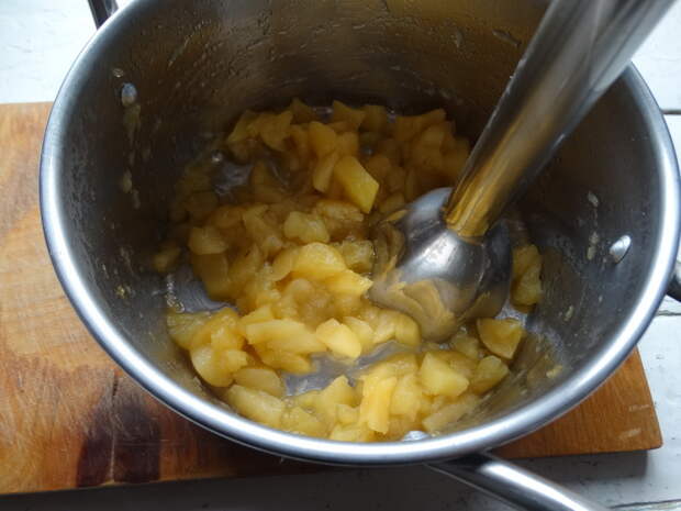 Яблочный десерт из яблок со сгущёнкой (всего 3 ингредиента, а вкус потрясающий)