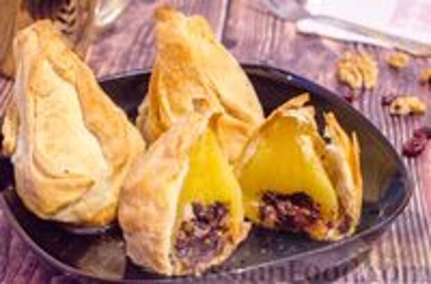 Фото к рецепту: Груши с орехами, шоколадом и клюквой, запечённые в слоёном тесте