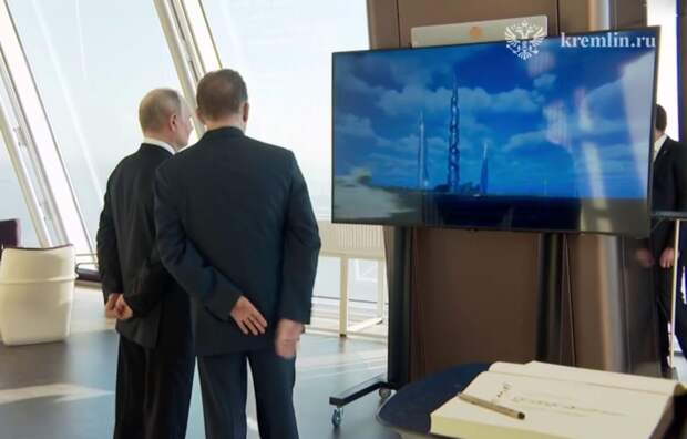 Миллер показал Путину макеты двух новых небоскребов в «Лахта Центре»