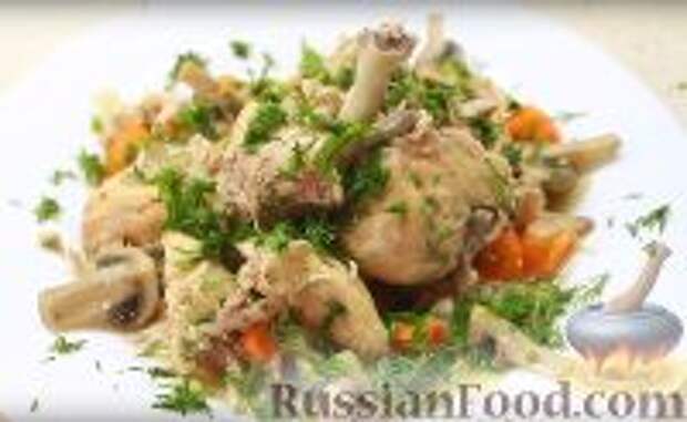 Фото к рецепту: Кролик тушеный в сливках, с грибами