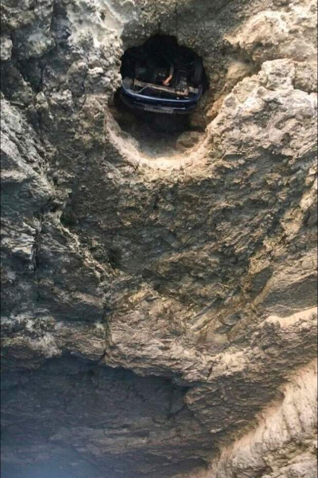 В Крыму автомобиль, падая в море, застрял в скале