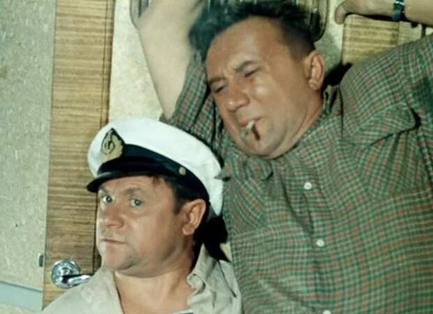 Н. Трофимов (слева) и А. Смирнов (справа) в фильме "Полосатый рейс" (1961)
