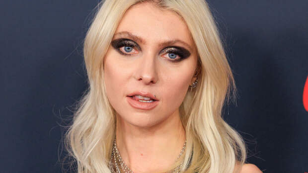 Станет супергероем? Тейлор Момсен укусил ядовитый паук перед концертом с AC/DC