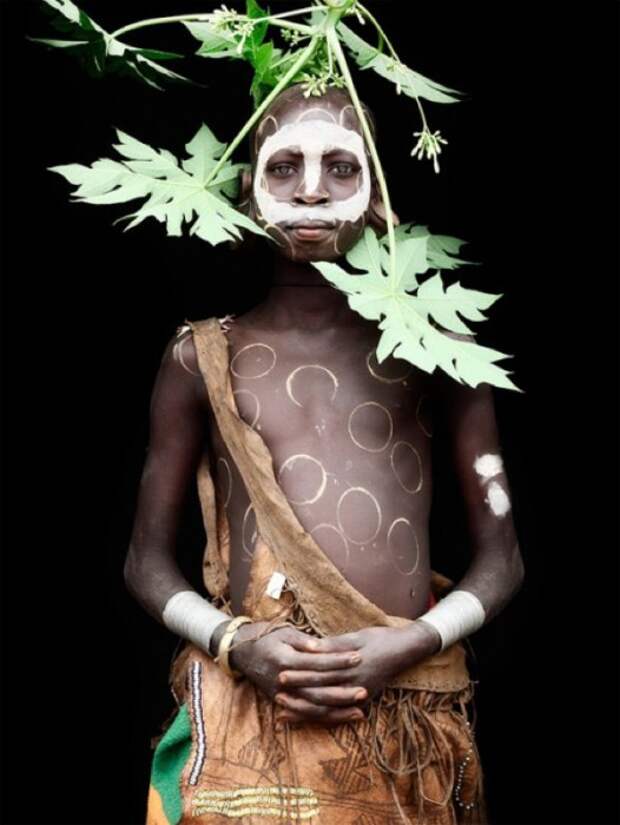 Африканец с цветами. Лица Африки. Племя арт