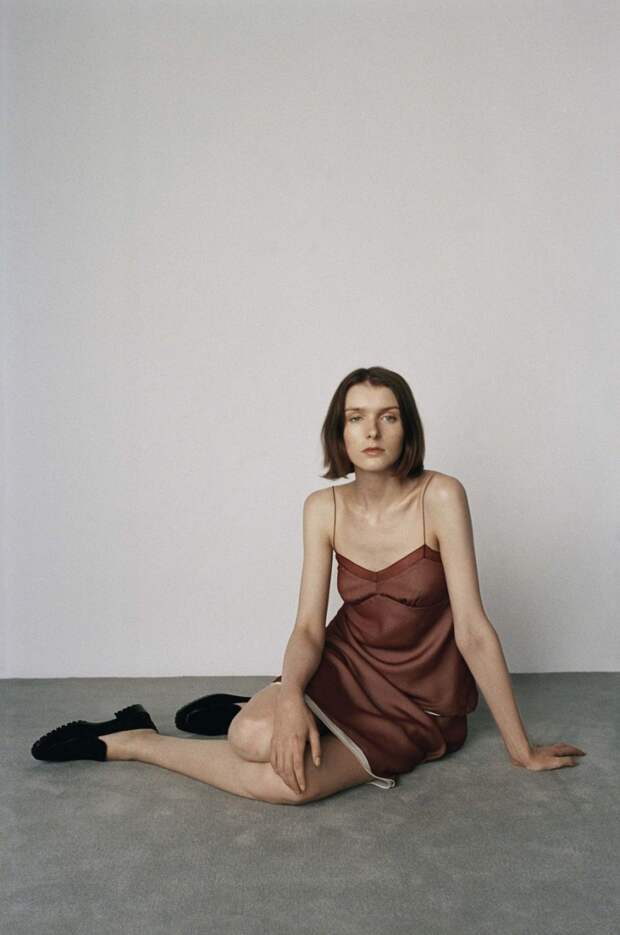 Модели разных возрастов в невероятно красивом лукбуке The Row. Изображение № 12.