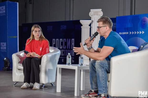Тверские школьники смогли пообщаться с известным актером Романом Курцыным