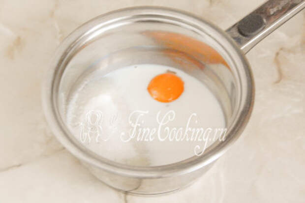 Шаг 12. Пока сушатся белково-ореховые коржи, приготовим молочно-яичный сироп, который затем добавим в масло