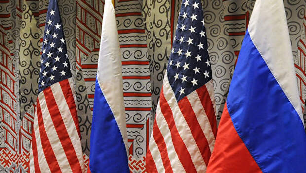 Флаги России и США. Архивное фото Флаги России и США. Архивное фото