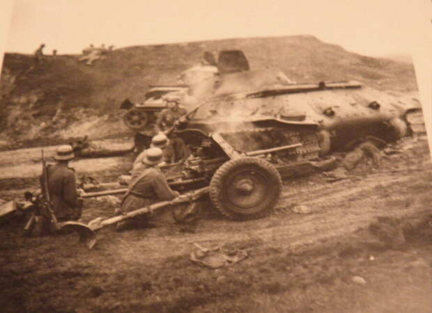 7. Расчёт ПТО Pak 35 на фоне подбитых на окраине Озерницы Т-34 и Т-26 6-го мк.Конец июня 1941 г.;