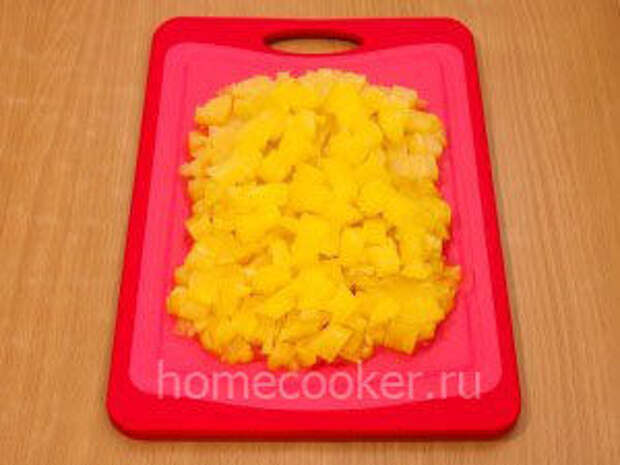 Салат с ананасом и сыром Ananas melkimi kubikami 300x225 Салат с ананасом и сыром