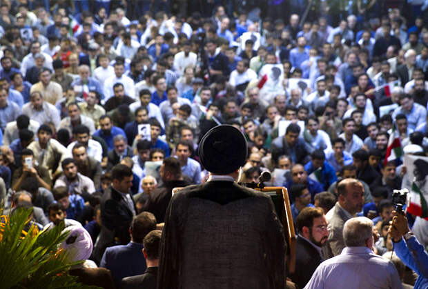 Раиси выступает в Тегеране перед своими сторонниками