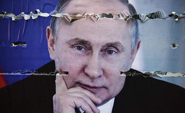 Разорванный плакат с изображением президента России Владимира Путина в Митровице, Сербия