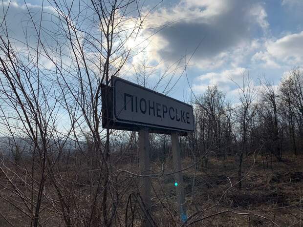 Разбомбленные дома, пункты экстренной связи: кадры последствий обстрела ЛНР