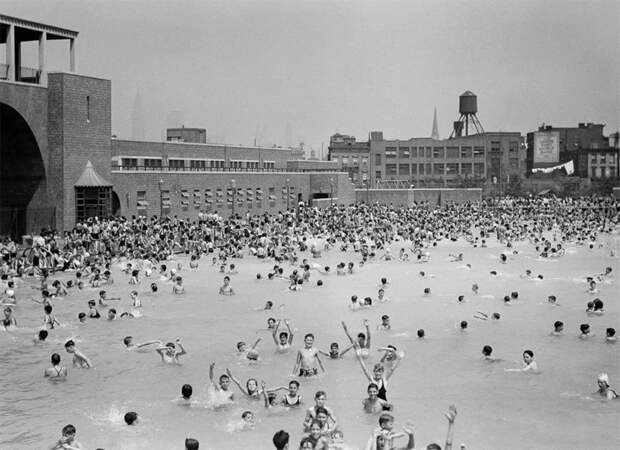 Захватывающие старинные фото купания в открытых бассейнах Нью-Йорка в 1930-х 