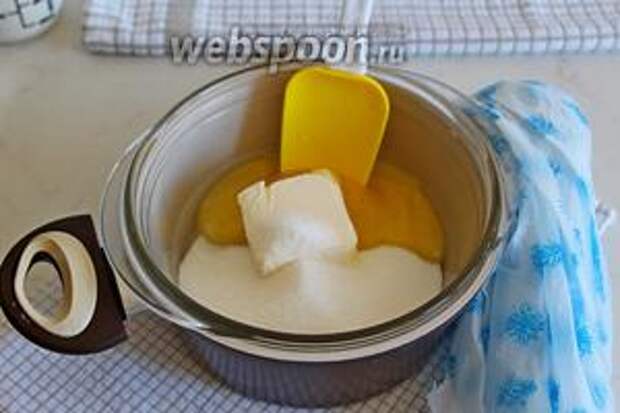 В миску выложить сливочное масло, сахар и мёд, и поставить на водяную баню.