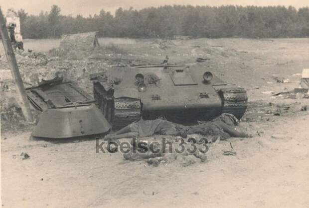 1.Погибшие в атаке у Озерницы танкисты рядом со своим Т-34.Конец июня 1941 г.;