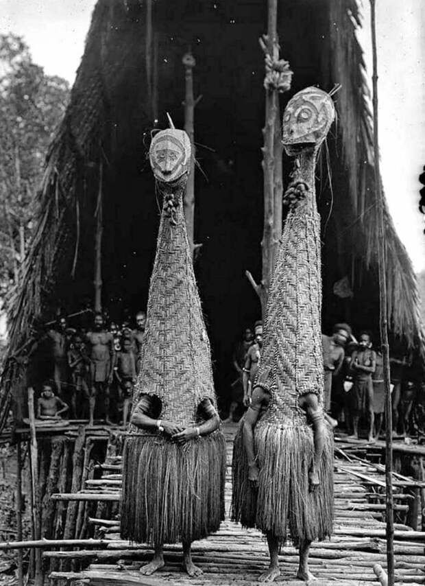 16. В таких костюмах перед мужским домом в деревне Товей, Папуа-Новая Гвинея, выступали танцоры в 1921 году архивы, интересно, исторические фото, старые фото, фото