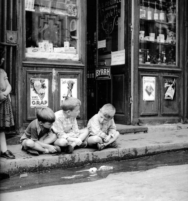 17. Запуск бумажных корабликов, Париж, 1950 год  детство, прошлое, фотография