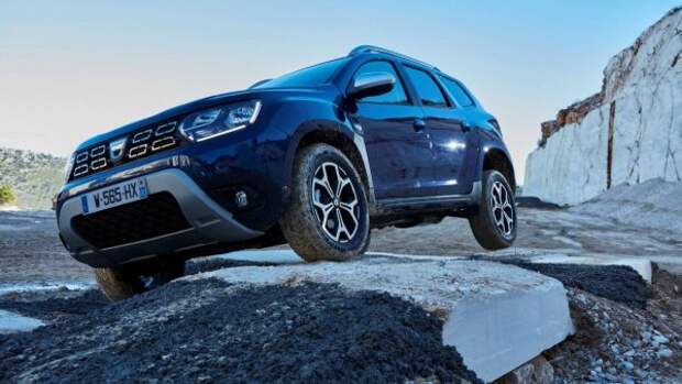 Вышеупомянутые модели, наряду с грядущим Mitsubishi ASX, являются родными братьями грядущего Duster, хотя последний будет использовать бюджетную версию платформы CMF-B.Понятно, что Dacia хочет сохранить доступность Duster, поэтому мы не удивимся, если они предложат версии меньшего размера с чистыми силовыми агрегатами или более простыми гибридными установками, которые обеспечивают хорошее сочетание топливной экономичности и низких производственных затрат. Что, вероятно, будет исключено из ассортимента, так это дизельный вариант, поскольку Группе Renault будет очень сложно постоянно обновлять его, чтобы соответствовать более строгим нормам выбросов.Тем не менее, в качестве альтернативы для всего модельного ряда Dacia можно сохранить двухтопливный двигатель, работающий на сжиженном нефтяном газе/бензине.