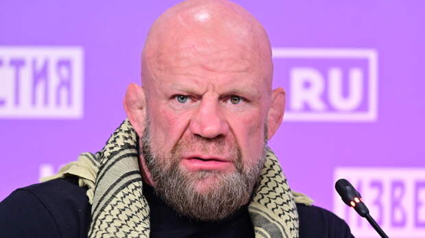 Монсон: в России нужно снимать обувь при входе в квартиру, ненавижу это