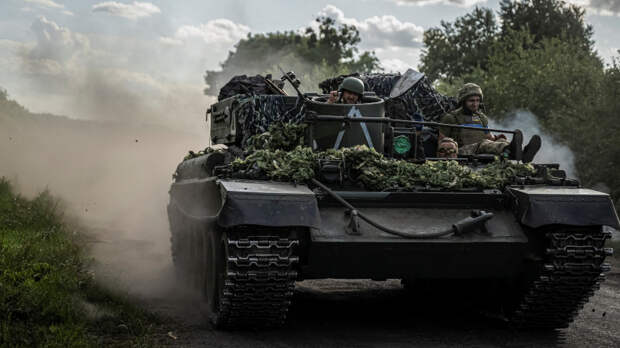 Отрицание Вашингтоном причастности к действиям украинских боевиков выглядит глупо — весь мир видит «уши» американцев. Фото: Reuters / Viacheslav Ratynskyi; © РИА Новости / Нина Зотина; 5-tv.