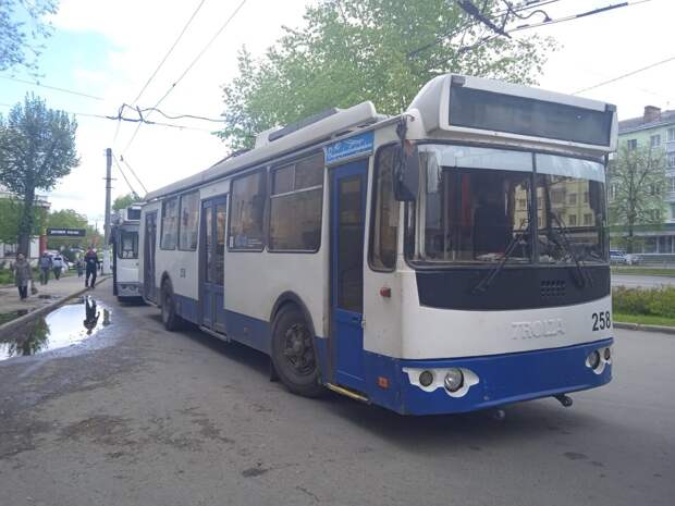 Во Владимире из-за упавшего столба ограничили движение троллейбусов