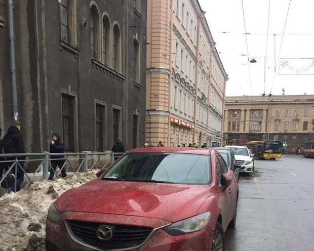 Автомобили, пострадавшие от падения сосулек в Санкт-Петербурге зима, санкт-петербург, сосулька