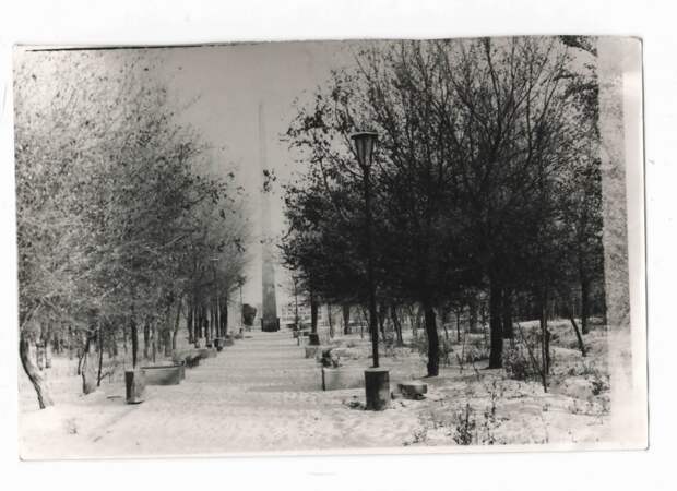 памятник в парке в виде штыка от трёхи на месте гибели Чапаева 70-е годы.jpg