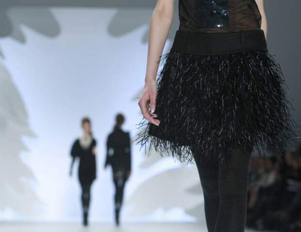 4. Коллекция «осень 2010» от Веры Ванг состояла из роскошных нарядов с блестками, элементами из тюля и перьями в мрачных тонах. (Brendan Mcdermid / Reuters)