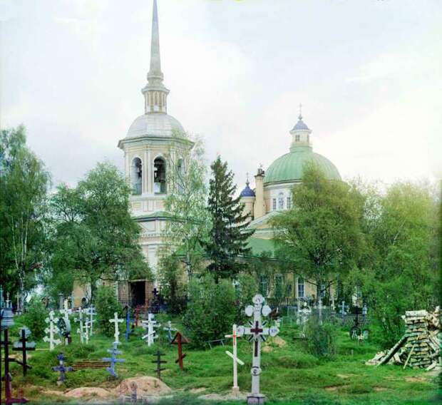 Кладбище на территории Крестовоздвиженской церкви в Осташково.