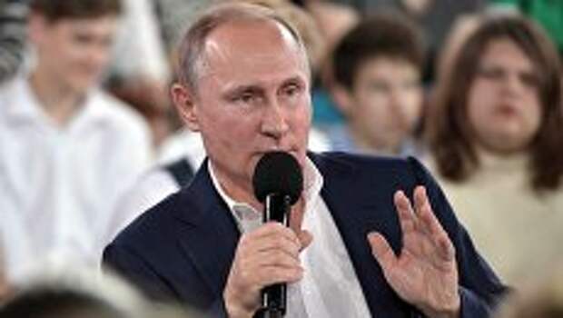 Владимир Путин во время Недетского разговора в образовательном центре для одаренных детей Сириус в Сочи. 21 июля 2017