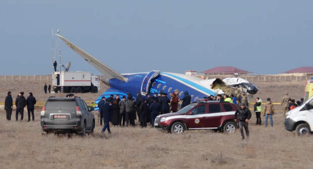 В России после крушения пассажирского самолета AZAL возбудили уголовное дело