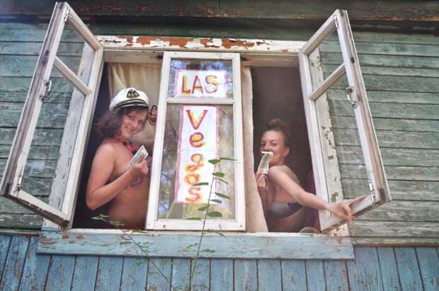 Треш на свежем воздухе: российская деревня живее всех живых