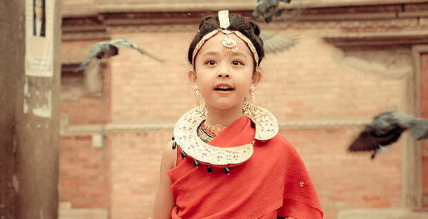 Кумари, облаченная в красные одежды богини, девушки, непал