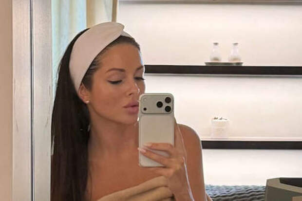 Певица Нюша снялась в одном полотенце после косметолога