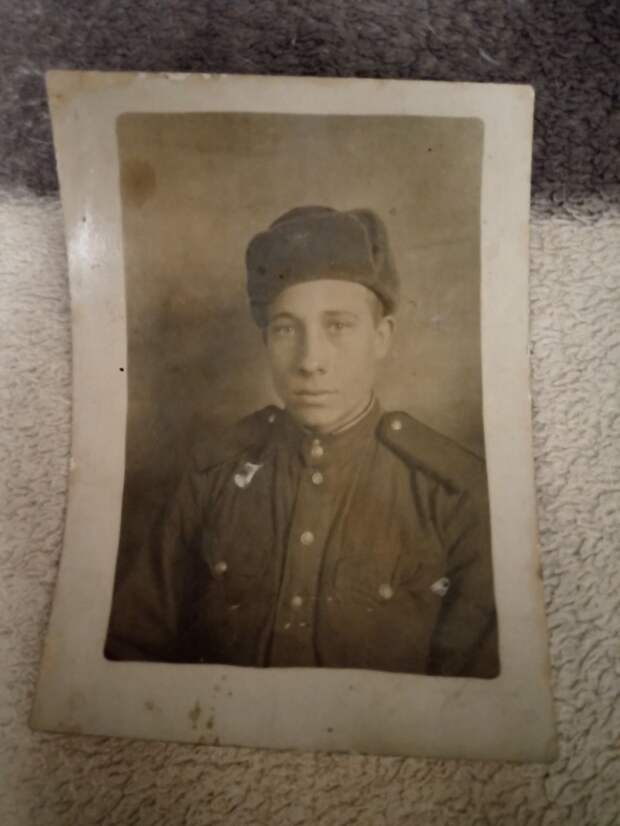 Вот такую фотокарточку на нашем сайте в разделе «Неизвестный солдат» разместила