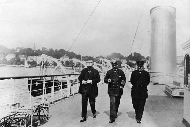 Bundesarchiv_Bild_183-R03954%2C_Kaiser_Wilhelm_II.%2C_von_B%C3%BClow_und_Valentini.jpg