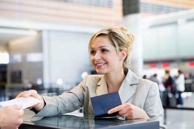 На стойке регистрации попросите работника аэропорта об одной маленькой и бесплатной услуге.