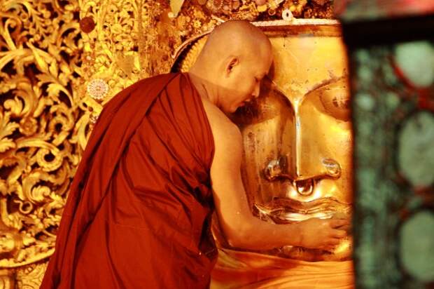Mahamuni_Buddha_(2).jpg Mahamuni_Buddha_(2).jpg