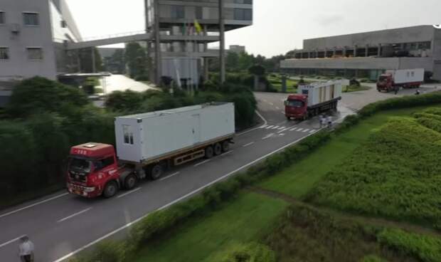 Модули на место стройки доставляются автотранспортом (Чанша, Китай). | Фото: BROAD Group.