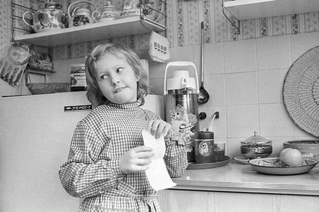 Интерпресс / ТАССКсения Собчак родилась 5 ноября 1981 г. в Ленинграде. Ее отец Анатолий Собчак был народным депутатом СССР, а в 1991-1996 гг. - мэром Санкт-Петербурга. На фото дома на кухне, 1990 г.