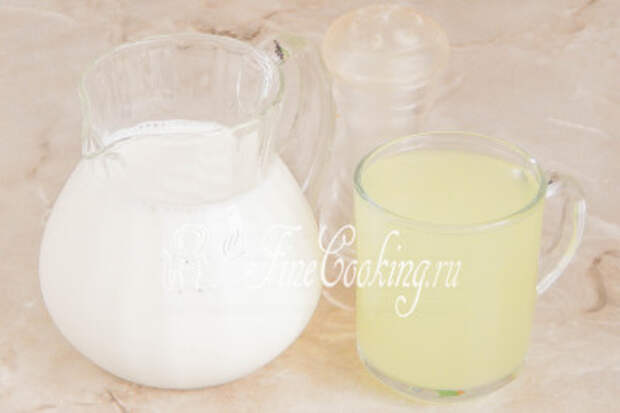 Шаг 1. В рецепт домашнего адыгейского сыра входят следующие ингредиенты: сыворотка, молоко и соль (по желанию)