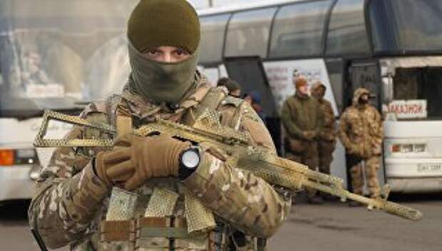 Украинский военнослужащий во время обмена пленными между ЛНР и ДНР и Киевом между поселками Майорск и Горловка. 27 декабря 2017