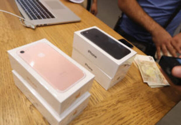 Девушка попросила 20 парней подарить ей iPhone 7, продала телефоны и купила дом!