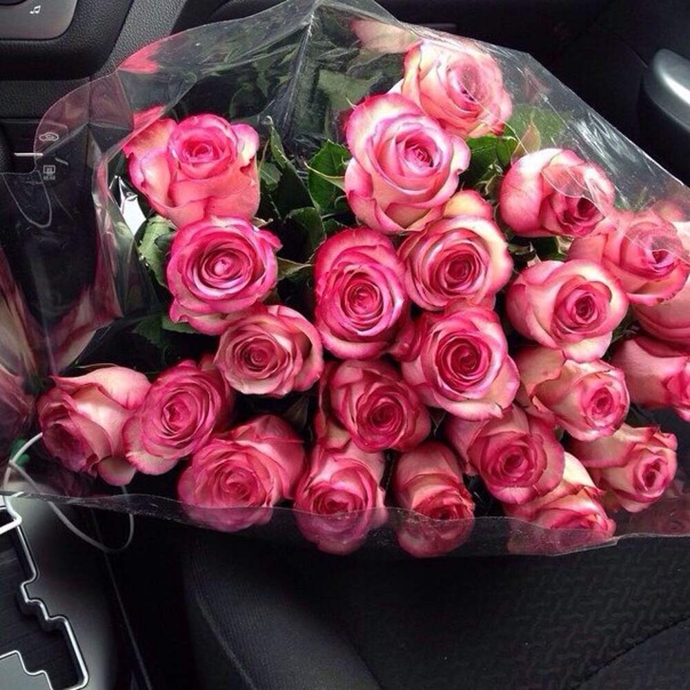 Букет цветов в машине Ниссан