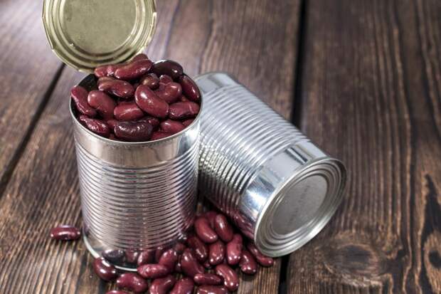 Can with Kidney Beans on wooden background