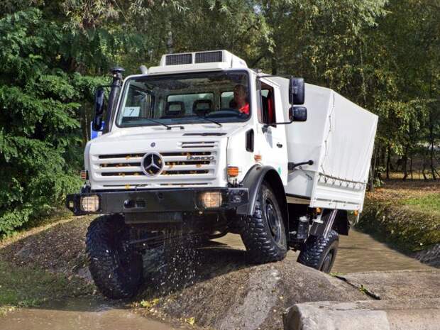 http://img7.autonavigator.ru/carsfoto/640/10601/147435/Mercedes_Unimog_Gruzovik%20tent_2000.jpg