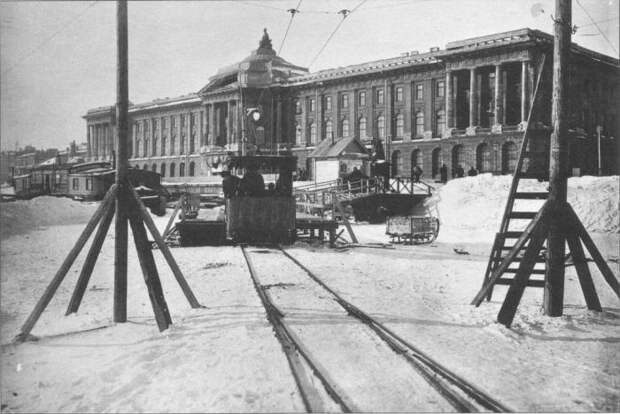 Ледовый трамвай: с Васильевского острова на Сенатскую площадь и обратно.