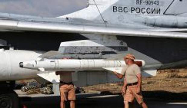 Российская ракета ракета  под крылом фронтового бомбардировщика Су-24М на авиабазе "Хмеймим"